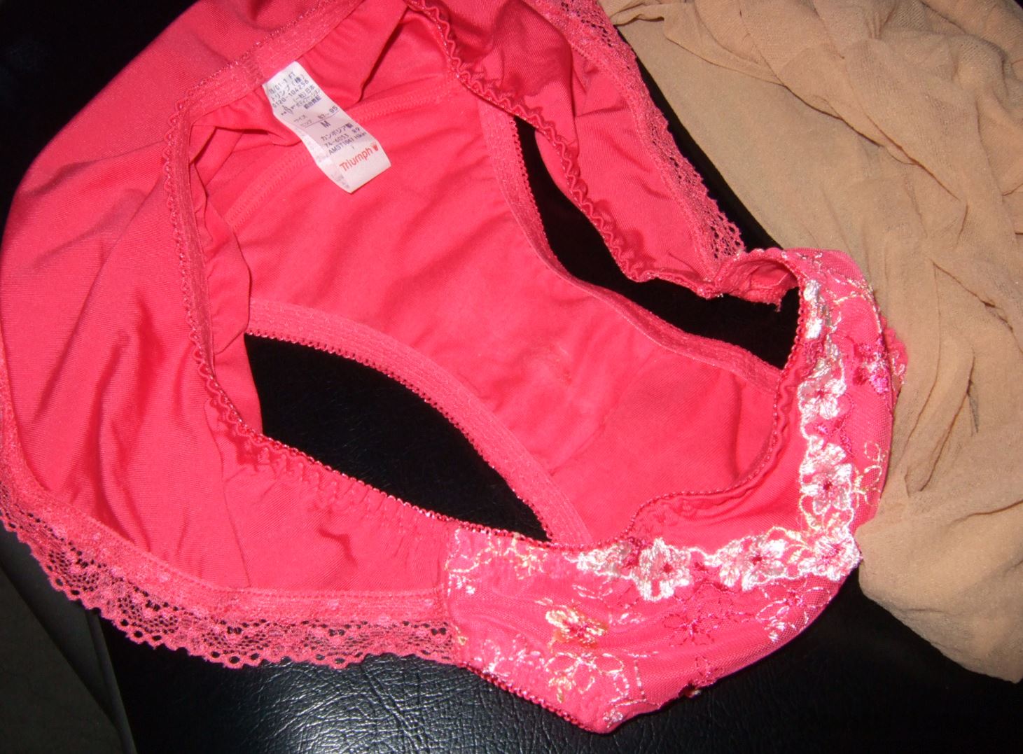 【街角リクルートスーツ】るりか　高画質　PANTY-LOVE公式　逆さ盗撮　パンスト越しパンチラ　就活派手な下着　真面目系就活生　ショッキングピンク色のパンツ