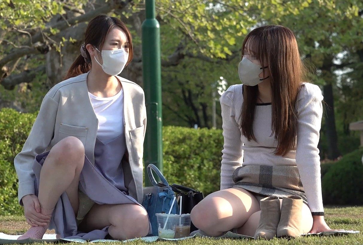 公園パンチラ５　GJ！ボールが転がってきて拾う際にガバっと大開脚！　村役場宮本　タイトミニスカ　ロングスカートパンチラ　パンツ見えっぱなし　芝生パンチラ