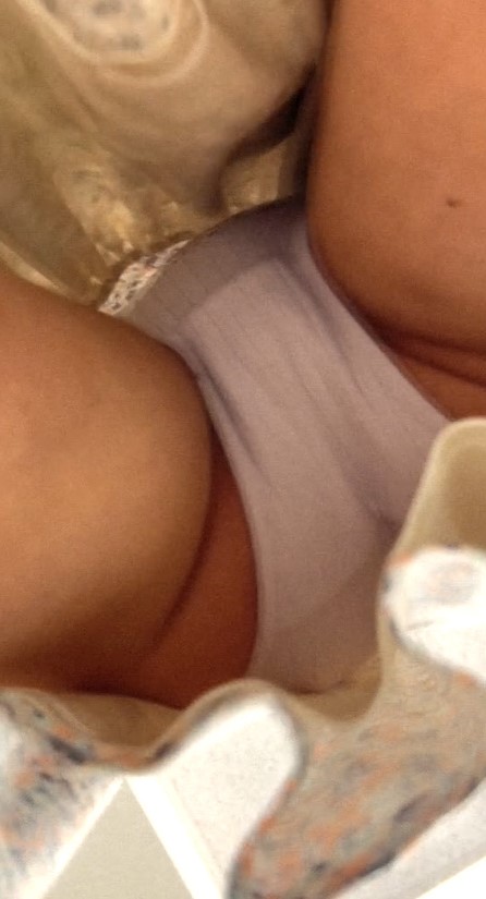 発育途上の女の子 半分、青に　スポーツブラ　女子中学生　生パンツ　綿パンティ　ショッピングパンチラ　直下型逆さ盗撮