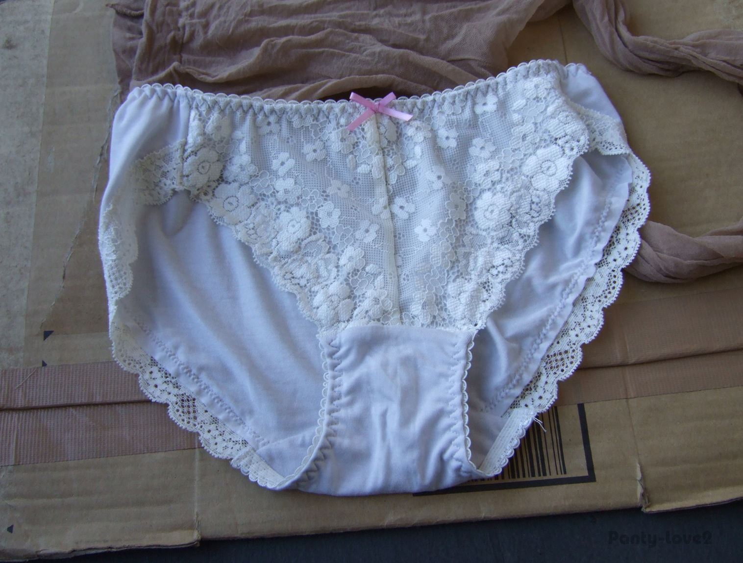 【街角人妻】あやね　高画質 PANTY-LOVE熟公式　パンチラ、パンモロ、スカートめくり、開脚、階段ぱんちら、パンスト、Ｍ字、生尻、胸チラ、おっぱい、パンティ染みなど収録。