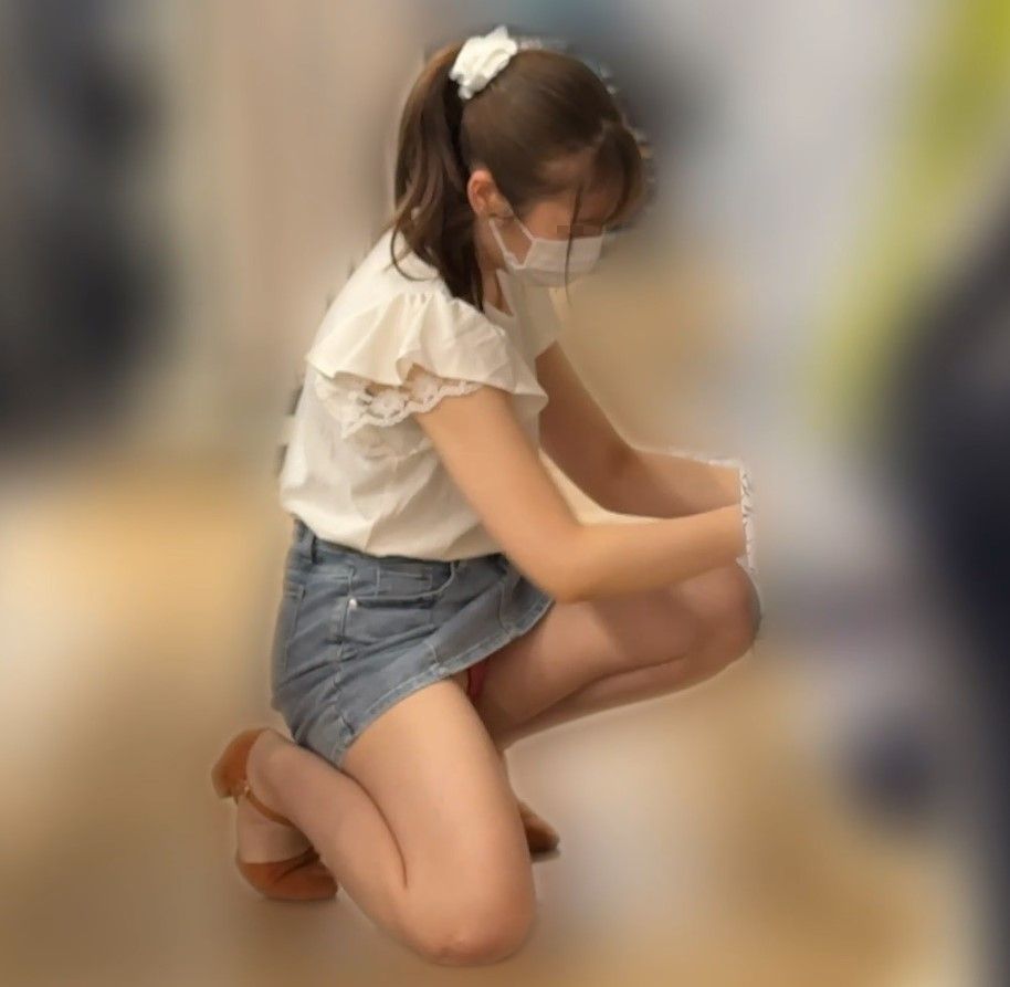 〔非コンプラ動画⑬〕アパレルスタッフ集団痴カン※イ〇▼×ール■▽×都心（ポニーテール、身長155cm前後）777 デニミニ　生足パンチラ　店員パンチラ　しゃがみパンチラ