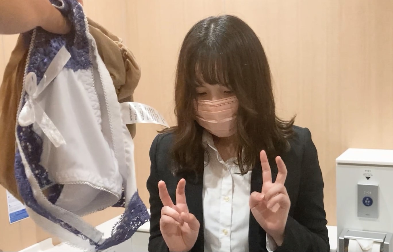 S級美人OL/美女の気持ち悪がる姿に大興奮【パンツ買取交渉/ローアングル】　買取王国　パンスト買取　ストッキング越しパンチラ　生脱ぎパンツ買取　OLパンチラ　逆さ盗撮