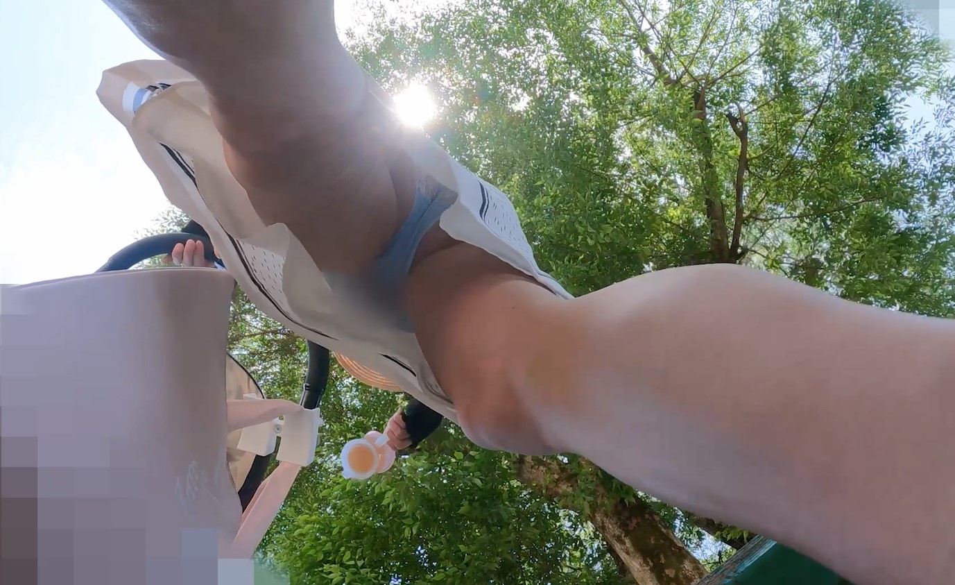 【美人ママたちの公園遊びに密着】【衝撃フロントすけすけパンツ＆妊婦ママのかわいいイチゴ100％】そして乳になる　ママさんパンチラ　ママさんスケスケパンチラ　逆さ盗撮　直下型パンチラ撮影