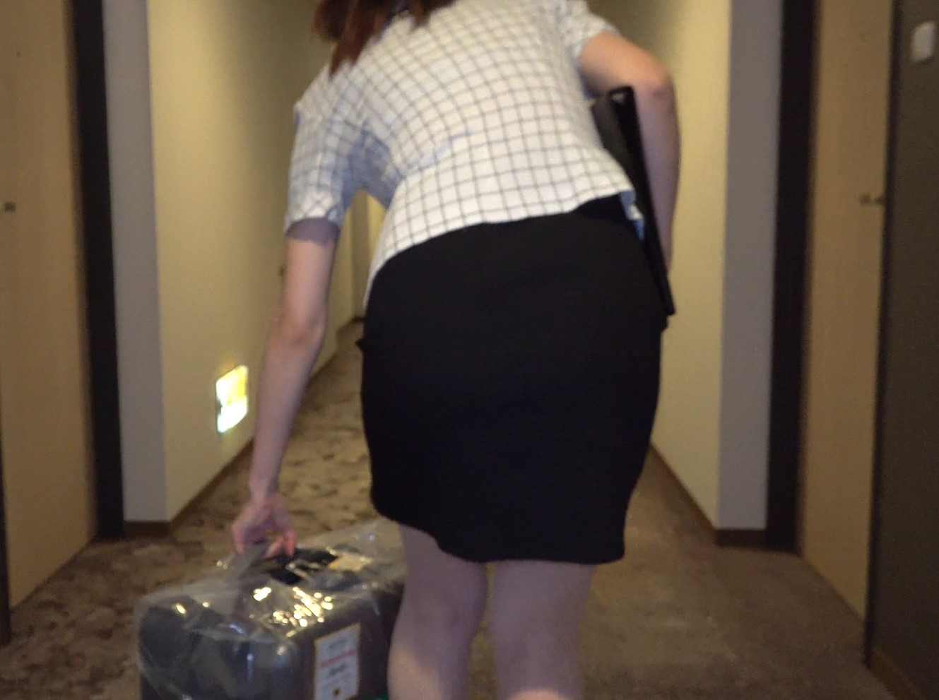 【ホテルウーマン】何度も見せちゃう可愛過ぎるホテルスタッフ、荷物の手続きに手こずり怒涛のパンチラ＆胸チラ ガレリア スト越しパンチラ　ホテルウーマンパンチラ　職場パンチラ　リクスーパンチラ