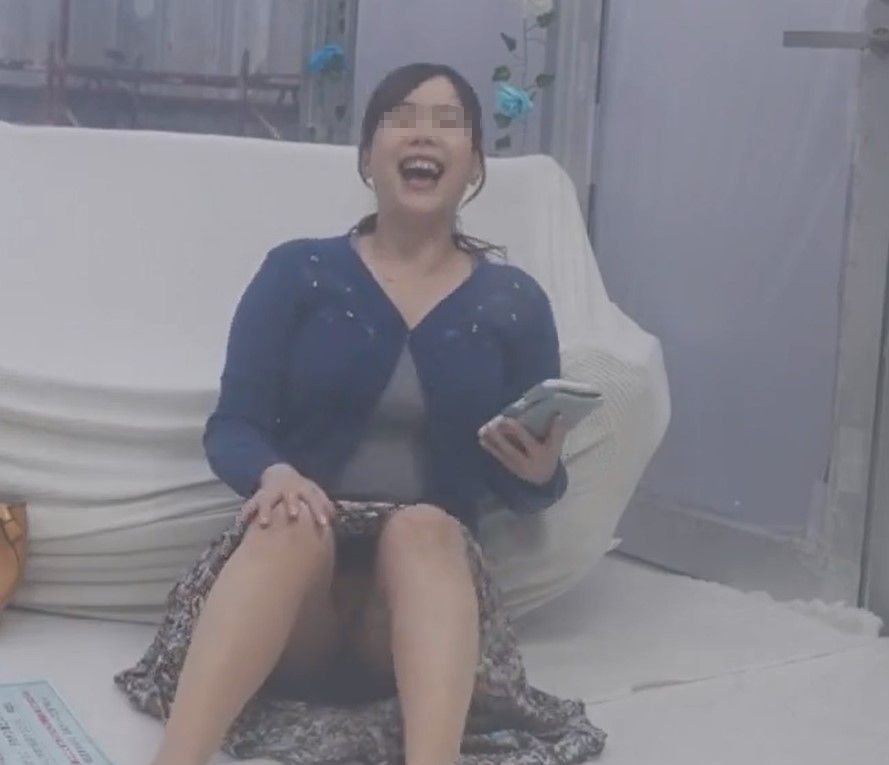 MM号からの脱出 素人娘の友情数珠つなぎ企画 清楚な人妻編 ママ友SPECIAL 友達を30分以内に電話で呼び出し‘身代わり’にして密室から脱出せよ！制限時間を過ぎたらデカチン即ハメ！ 3 イってもやめない激ピストンで友達が来るまで生中出しは終わらない inザ・マジック…　パンスト越しパンチラ　罰ゲームパンチラ