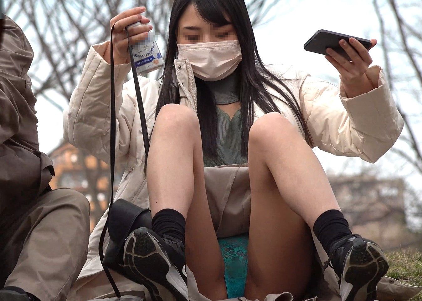 公園パンチラ１７　マ〇毛丸出しの透けパンツで伝説級のM字開脚を目撃しちゃいました 村役場宮本　座りパンチラ　透けパンツ　陰毛びっしり　アンダーヘアー透け