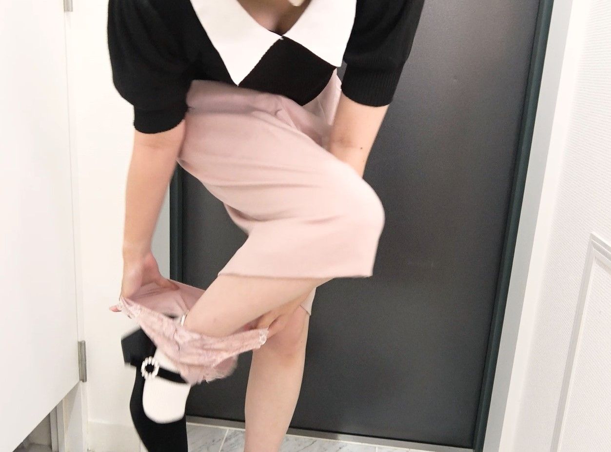 「きもっ…」欲深な巨乳の女子大生を自宅に連れてブルセラ買取。お触り交渉に食い込みポージング【パンチラ/ローアングル】モミモミくん　脱いだパンティ　パンティ生脱ぎ