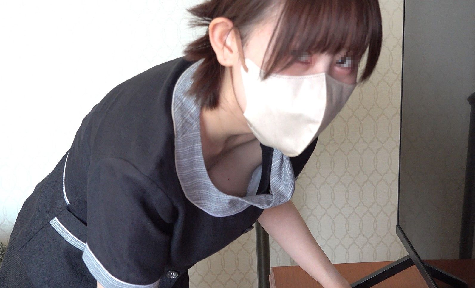 【ホテルウーマン】制服変えた方が良い程、胸パカな美人ホテルマン。繊細に捉えた薄ピンク乳首 ガレリア　ホテルウーマンパンチラ　ナチュラルパンスト越しパンチラ　ナチュスト　清楚パンチラ　Ｍ字開脚パンチラ　パックリ開脚パンチラ