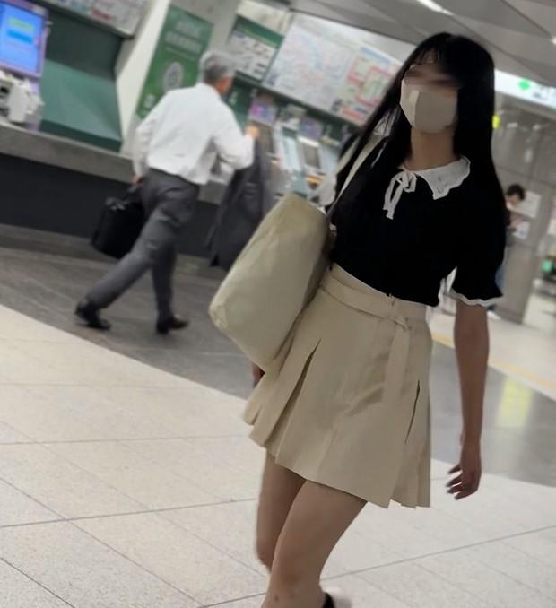 【5日間連続で逆さ撮り】可愛い感じなのに中は意外なPでギャップ萌え 彩虹　Ｔバック　清楚女子大生　清楚パンチラ　フルバックパンティ