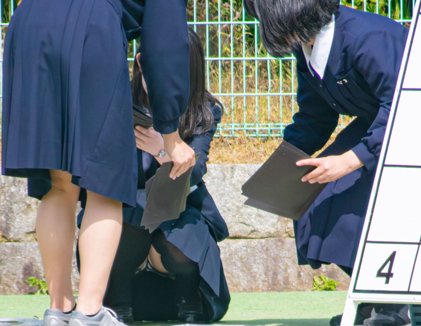 お座りJKのスカートの中 つくね　体育座りパンチラ　観戦パンチラ　制服パンチラ　弓道女子　