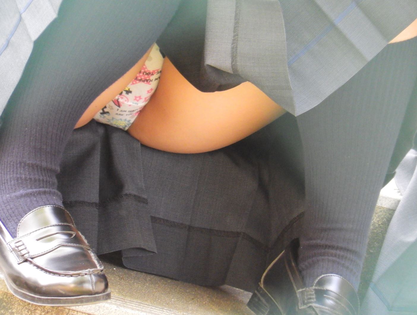 お座りJKのスカートの中 つくね　体育座りパンチラ　観戦パンチラ　制服パンチラ　弓道女子　