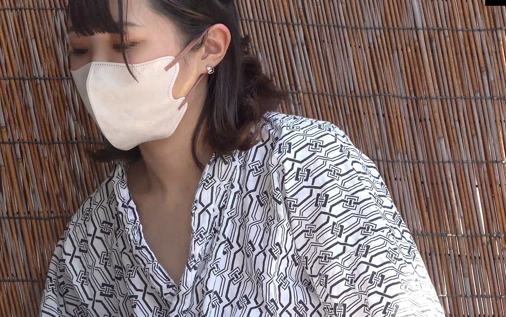 温泉施設でよく見る光景その１８　天然剛毛まんこ！へその下までびっしり生えてる陰毛 足湯旅館　浴衣ノーパン　開脚パンチラ　足湯パンチラ　びっしりアンダーヘアー
