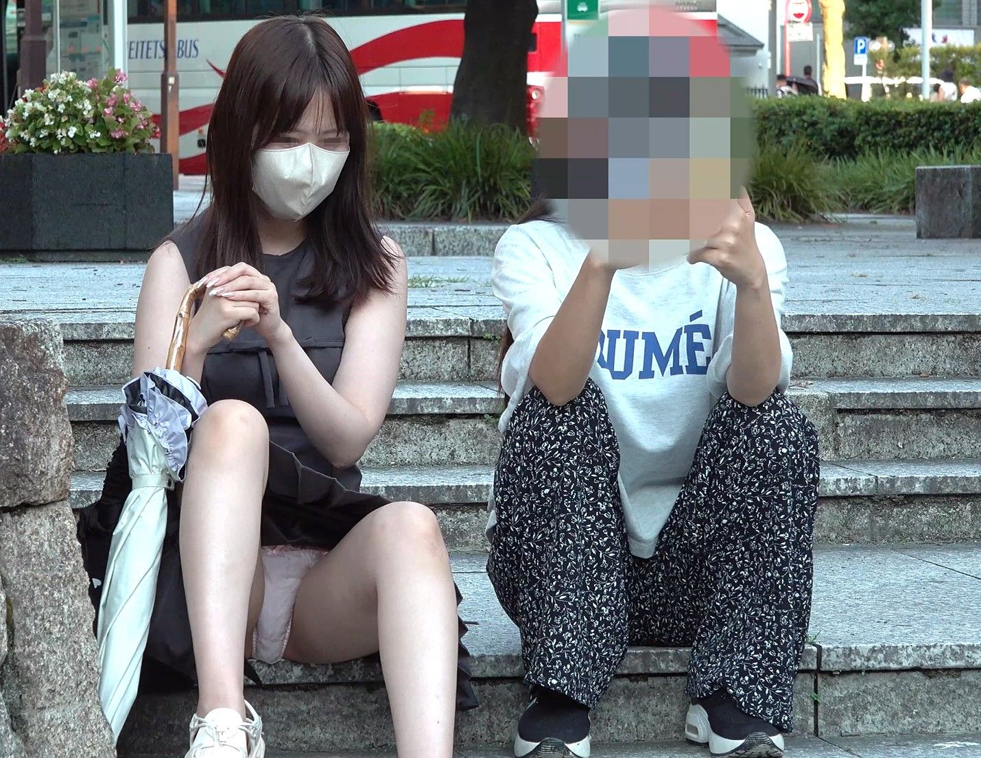 公園パンチラ２３　ミニスカートなのに階段でガッツリ足を開いちゃってる美人さん 村役場宮本　石段パンチラ　美女パンチラ　脚フェチ