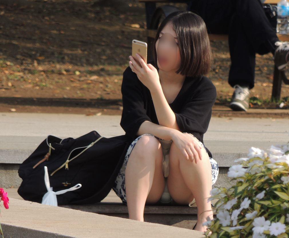 公園で休憩ＯＬのスト越しパンチラと女子高生見せパンパンチラを撮影
