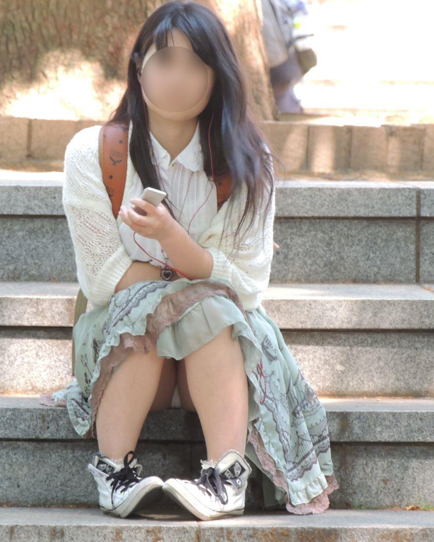 公園でしか撮影できない真面目清楚女子の石段座りパンチラ