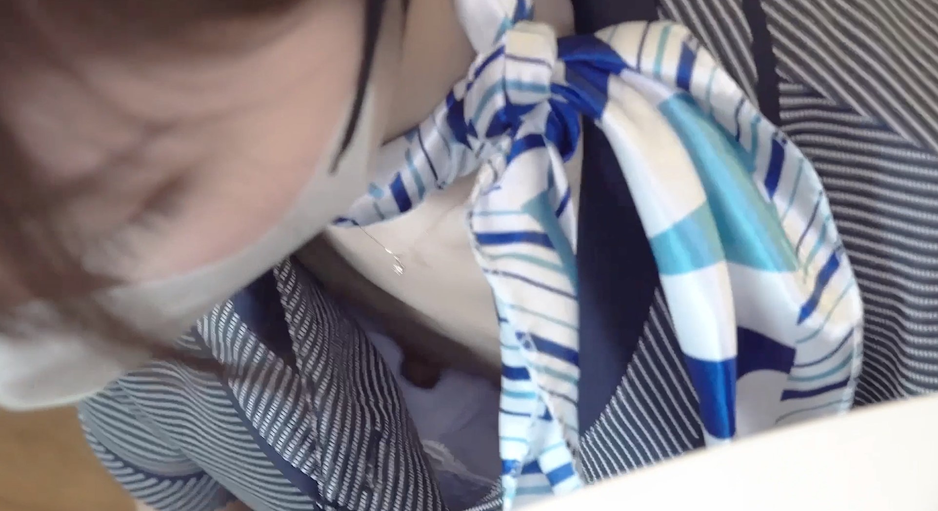 ０6某携帯ショップ　笑顔にきゅんきゅん激かわ店員さん…ギャップ大の大人透けショーツ＆こりこりちっぱい インペリ男 黒色パンティストッキング　透けパンツ　陰毛透け　逆さ盗撮　店員パンチラ　携帯ショップパンチラ