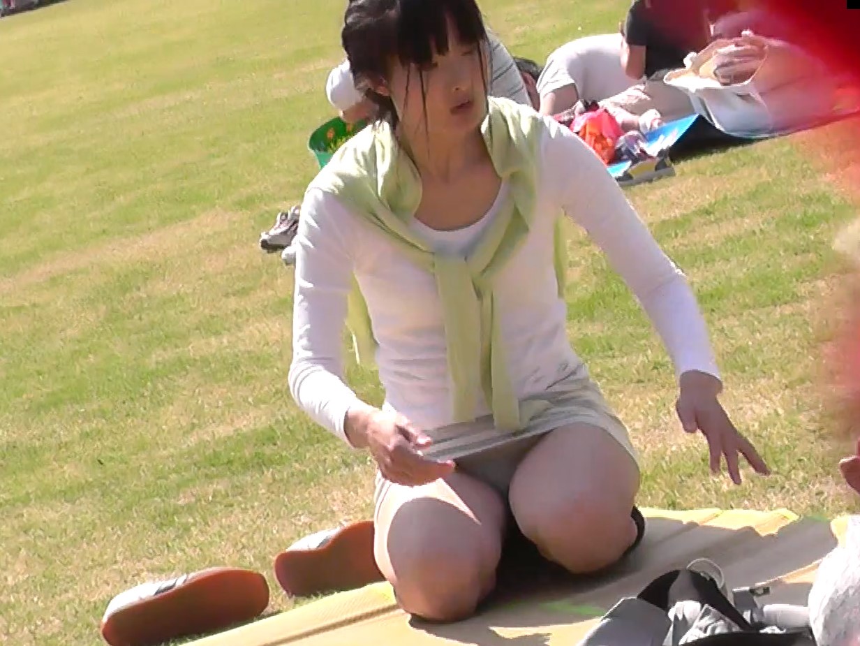 超ミニスカ清楚若ママが公園でずっとパンチラの動画 originate-pcolle　ミニスカママ　人妻パンチラ　公園パンチラ　胸チラ　パンツの刺繍まで見える