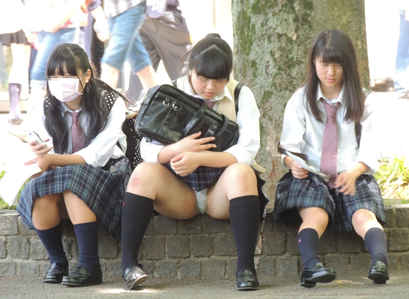 真面目 清楚な女子の公園座り純白パンチラ写真と動画