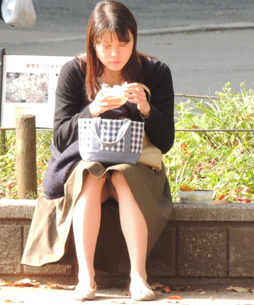 【再販】お座りお姉さん発見！！（ＦＨＤ）大変です！！パンツが見えてますよ６９ ＹＵＫＩ　公園パンチラ　石段パンチラ　清楚パンチラ　パンスト　スト越しパンチラ