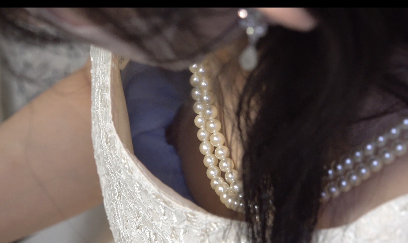 [4K]清純派アイドル級の屈託のない笑顔！でもおっぱい見えてたゾっ！ ６月の花嫁　透けパンツ　結婚式パンチラ　ドレスパンチラ