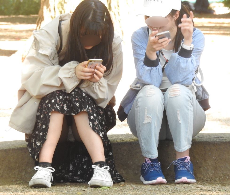 ＯＬ風のスト越しパンチラから若い少女の生足から見える公園座りパンチラ　ＹＵＫＩ