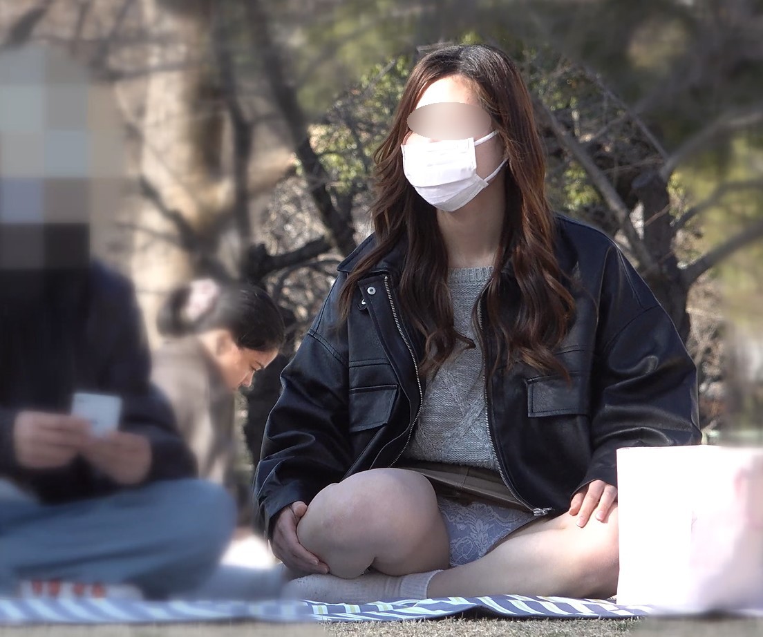 公園パンチラ２６　春が来た！超ミニスカでずっとパンツ丸見えの巻き髪ちゃん 村役場宮本　タイトミニスカ　公園パンチラ　デニミニパンチラ　