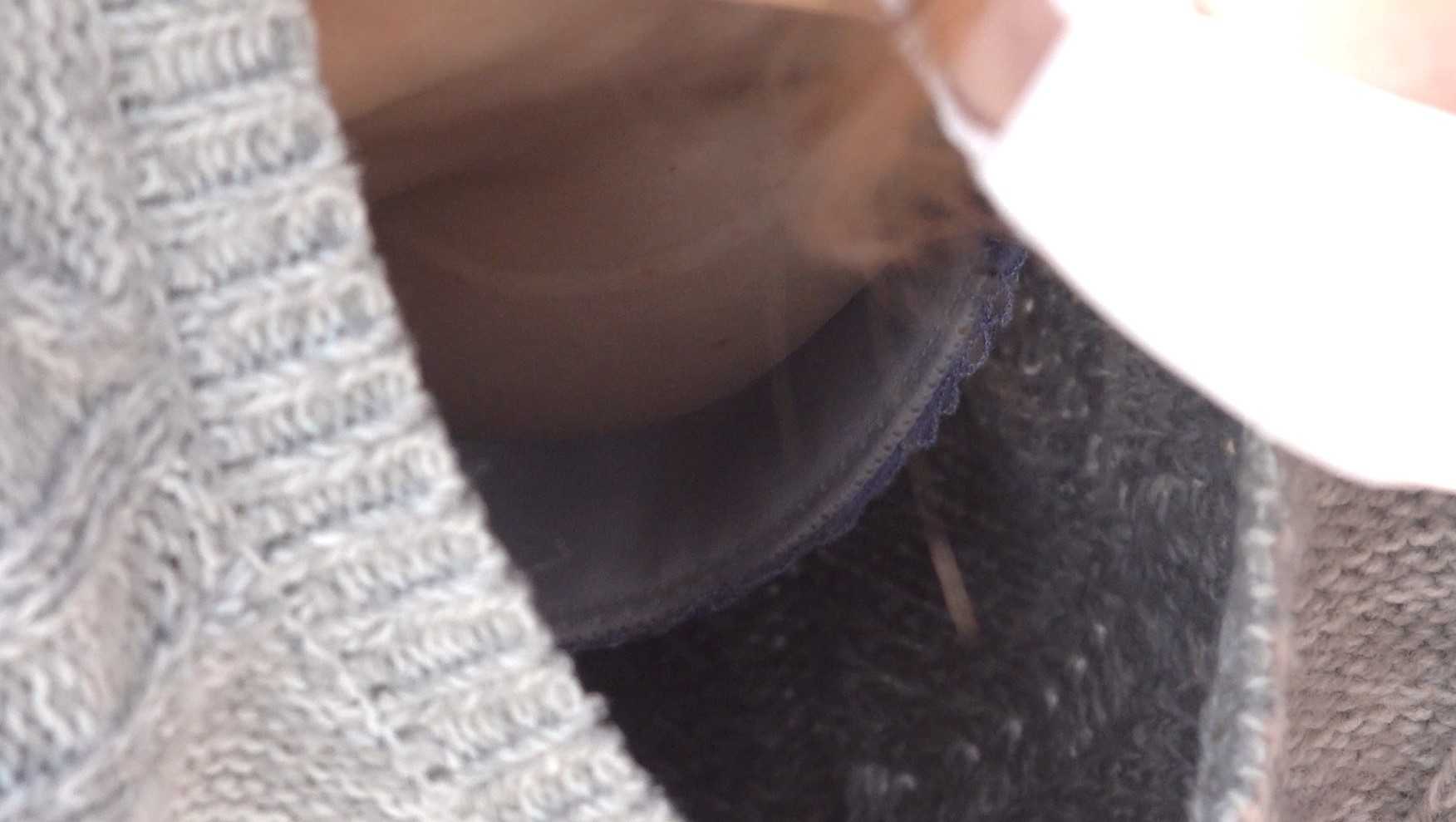 公園パンチラ２６　春が来た！超ミニスカでずっとパンツ丸見えの巻き髪ちゃん 村役場宮本　タイトミニスカ　公園パンチラ　デニミニパンチラ　