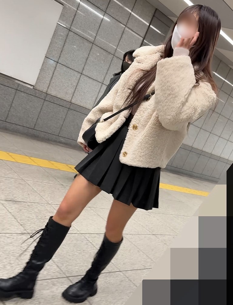 【5日間連続で逆さ撮り】初登場/ブーツとミニスカのコンビはエロい。美脚ギャルJD 彩虹　ロングブーツフェチ　逆さ盗撮　女子大生パンチラ