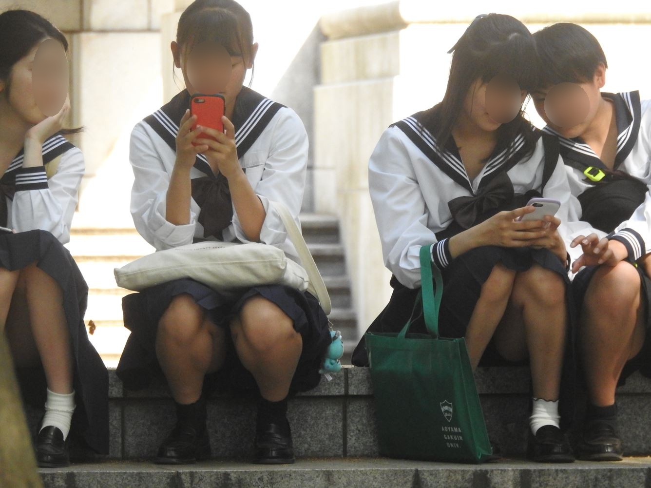 セーラー服を着た開脚軍団襲来！！（ＦＨＤ）オッサン座りのＫちゃん！！大変です！！パンツが見えてますよ特別編２２ ＹＵＫＩ　見せパン　スパッツ穿き忘れ