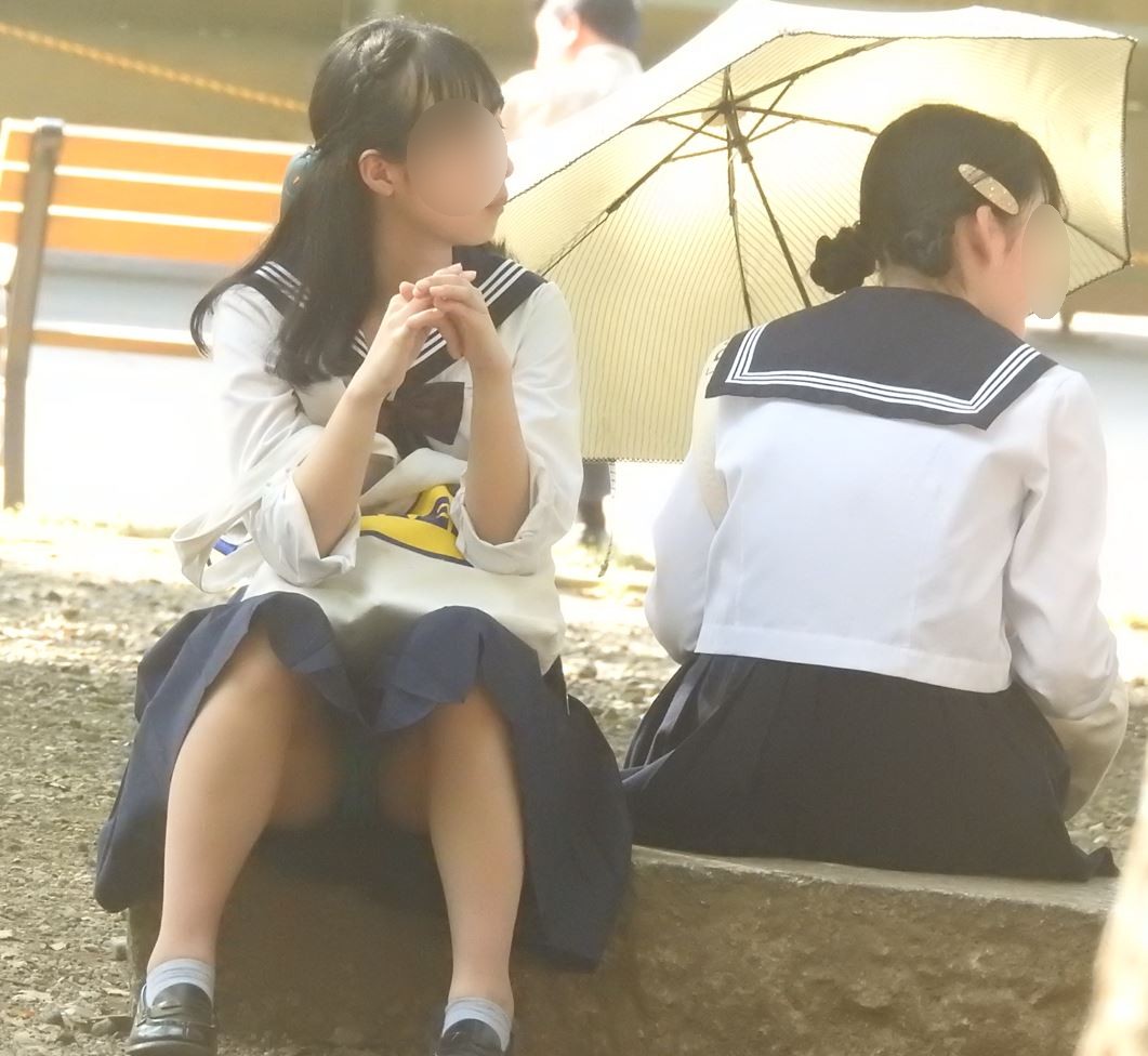 セーラー服を着た開脚軍団襲来！！（ＦＨＤ）オッサン座りのＫちゃん！！大変です！！パンツが見えてますよ特別編２２ ＹＵＫＩ　見せパン　スパッツ穿き忘れ