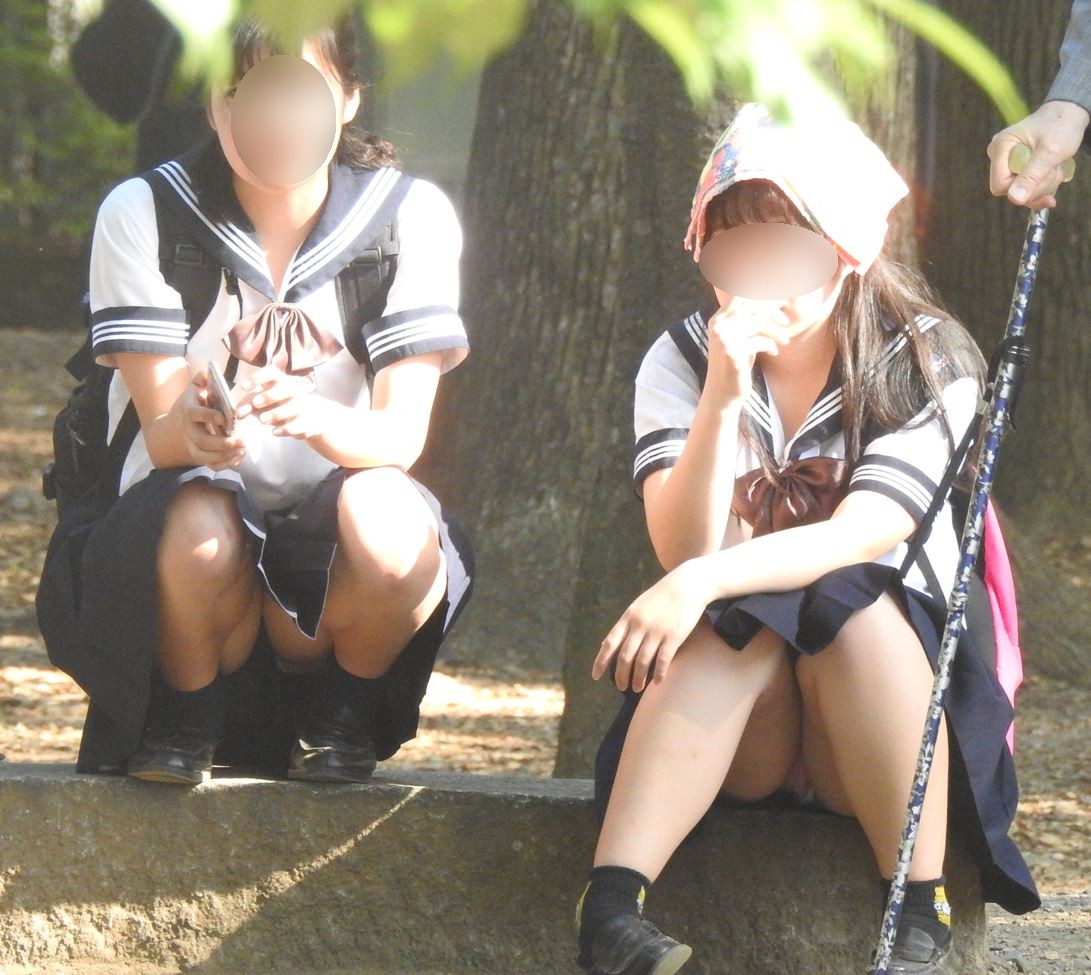 セーラー服を着た開脚軍団襲来！！（ＦＨＤ）オッサン座りのＫちゃん！！大変です！！パンツが見えてますよ特別編２２ ＹＵＫＩ　見せパン　スパッツ穿き忘れ