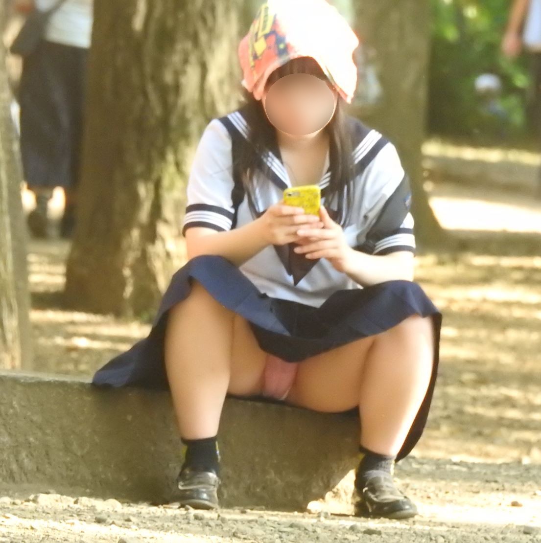 就学旅行生の女子中学高校生の見せパン穿き忘れ大開脚パンチラ