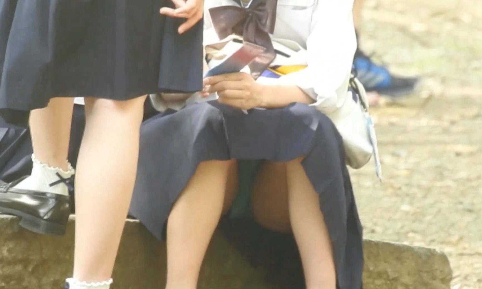 セーラー服を着た開脚軍団襲来！！（ＦＨＤ）オッサン座りのＫちゃん！！大変です！！パンツが見えてますよ特別編２２ ＹＵＫＩ　見せパン　スパッツ穿き忘れ