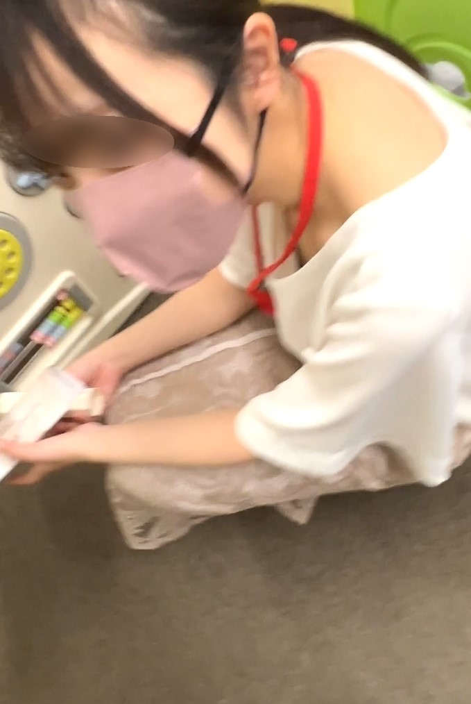 【同僚OLの乳首/胸ちら#49】生保さんのノーパン・ノーブラ営業！/総務部Mちゃんの胸チラ・パンチラ 50％fifty　生保レディパンチラ　枕営業　ノーパン営業　ノーブラ営業