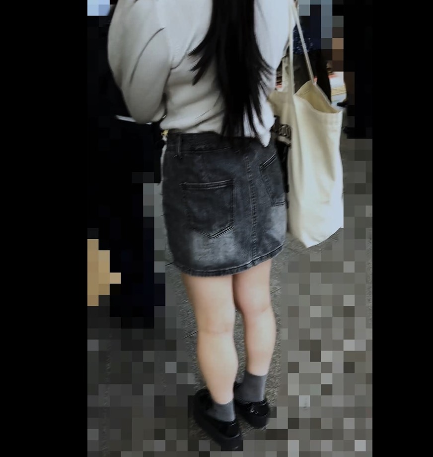 【触行為/K】どうすれば止めてくれるの？”やめて”そのたった一言が言えなくて。無抵抗坂道系私服K絶望の一部。Paraphism　痴漢　坂道系パンチラ　電車パンチラ　デニミニ　清楚痴漢