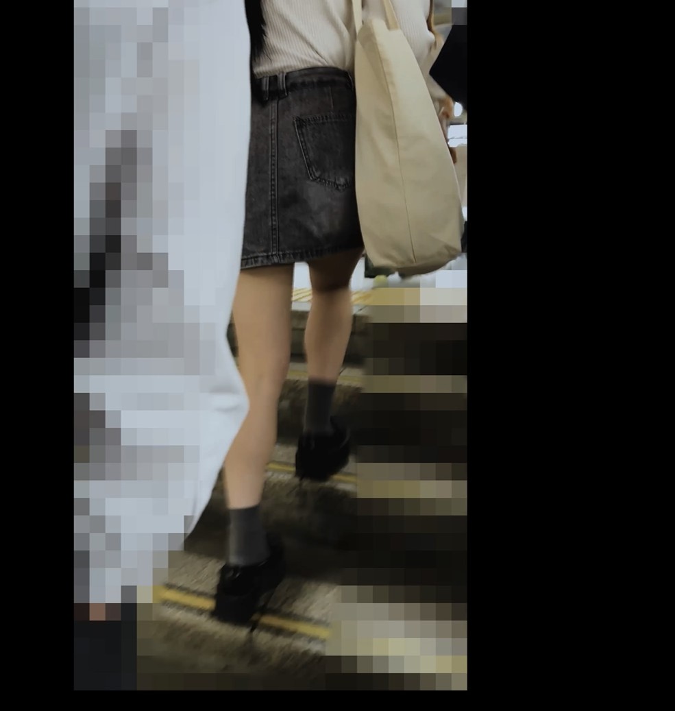 【触行為/K】どうすれば止めてくれるの？”やめて”そのたった一言が言えなくて。無抵抗坂道系私服K絶望の一部。Paraphism　痴漢　坂道系パンチラ　電車パンチラ　デニミニ　清楚痴漢