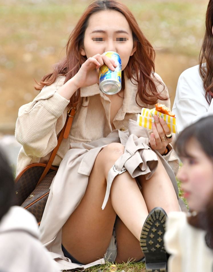 【再販】vol.575：お花見特集：なんで履いてないの？毛がしっかり見えちゃってるし、それに・・・　こりゃ凄いね！ビックリだねっ！！他、　ヤスジ♪　ノーパンパンチラ　飲酒パンチラ　お花見パンチラ　ワンピパンチラ