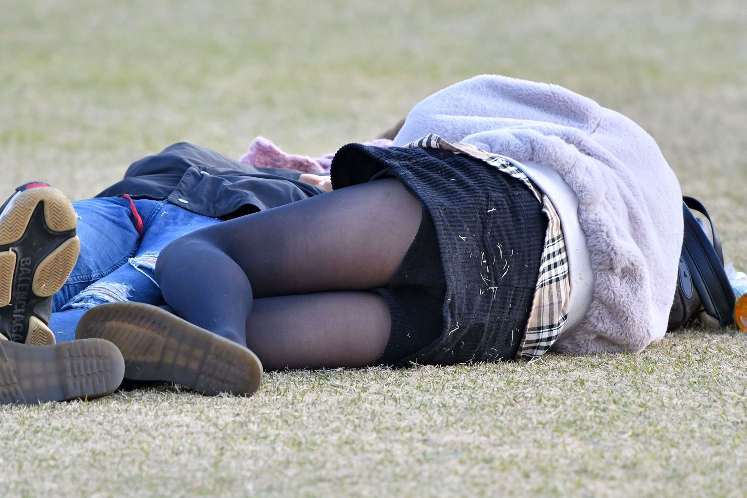 【再販】vol.575：お花見特集：なんで履いてないの？毛がしっかり見えちゃってるし、それに・・・　こりゃ凄いね！ビックリだねっ！！他、　ヤスジ♪　ノーパンパンチラ　飲酒パンチラ　お花見パンチラ　ワンピパンチラ